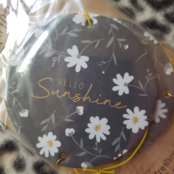 Karma Air Fresheners - "Hello Sunshine" Daisy Print - Leather Scent, 2 Pack, NIP - Picture 2 of 5